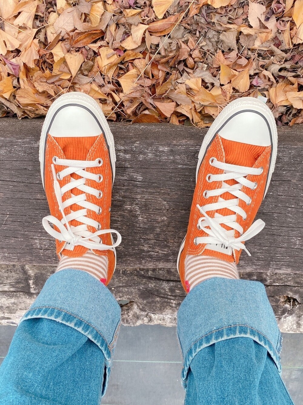 「converse、コンバース、古着、カジュアル」｜「CONVERSEの【CONVERSE】オールスターウオッシュドコーデュロイOX（スニーカー、オレンジ系）」を使った、KAORIさん（レディース・166cm）の冬コーディネートの1枚目の写真