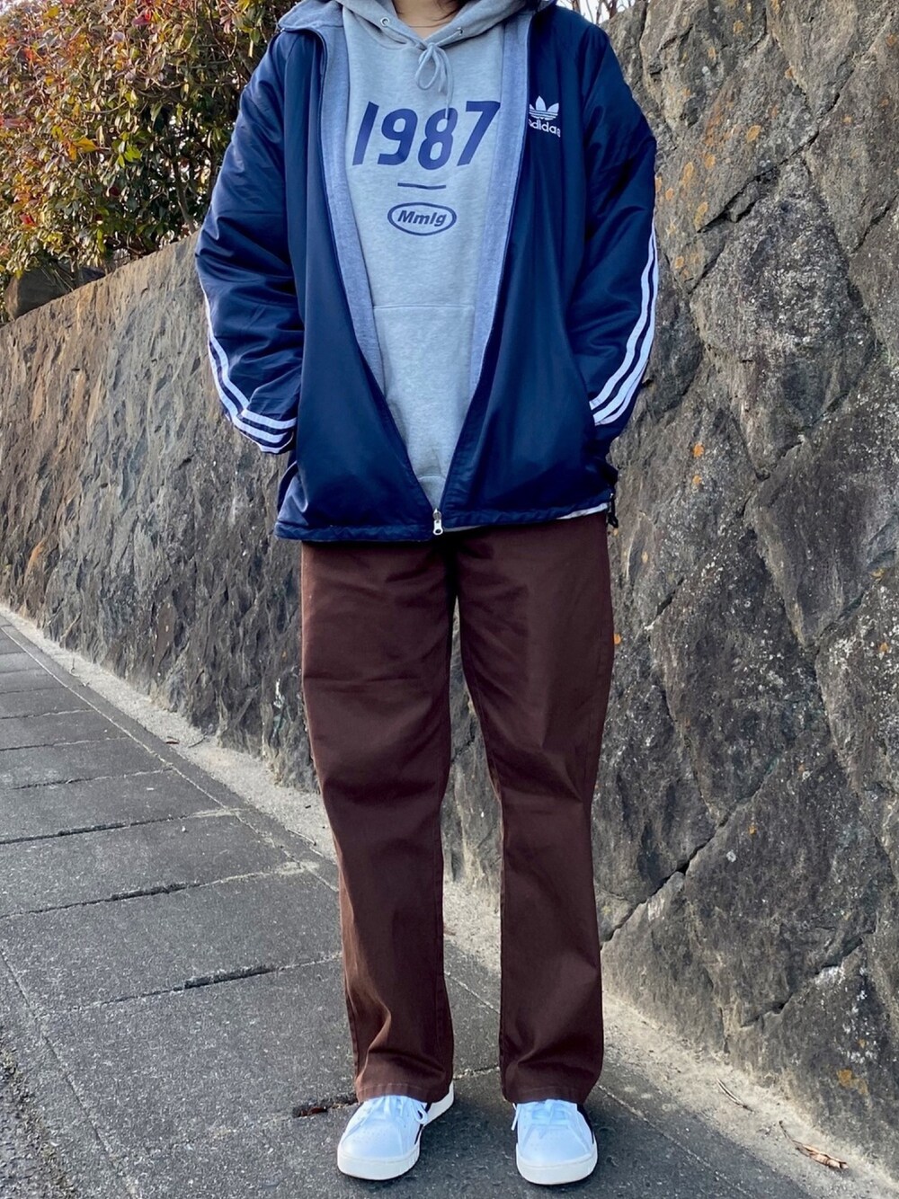 「87mm、asics、asics tiger、auntmarie's 、adidas、UNIQLO、トレーナー、古着、vintage、韓国ファッション」｜「Aunt Marie'sのAUNT MARIE'S  ハイウエストデニムパンツ（デニムパンツ、ブラウン系）」を使った、KAORIさん（レディース・166cm）の冬コーディネートの1枚目の写真