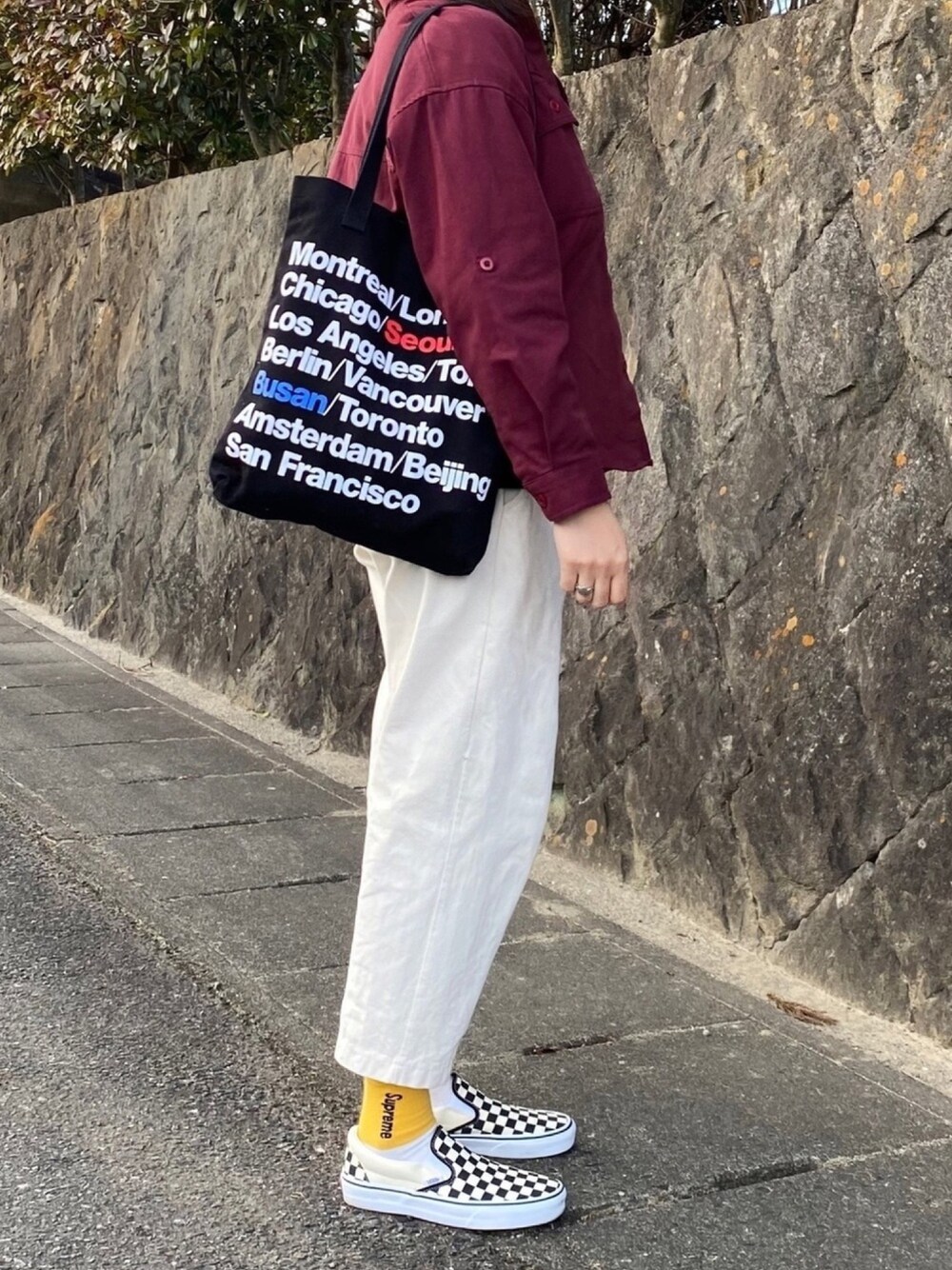 「SPAO、American Apparel、トートバッグ、VANS、スリッポン、韓国ファッション、韓国ブランド、シャツスタイル」｜「SPAOのアイテム（トップス、レッド系）」を使った、KAORIさん（レディース・166cm）の冬コーディネートの1枚目の写真