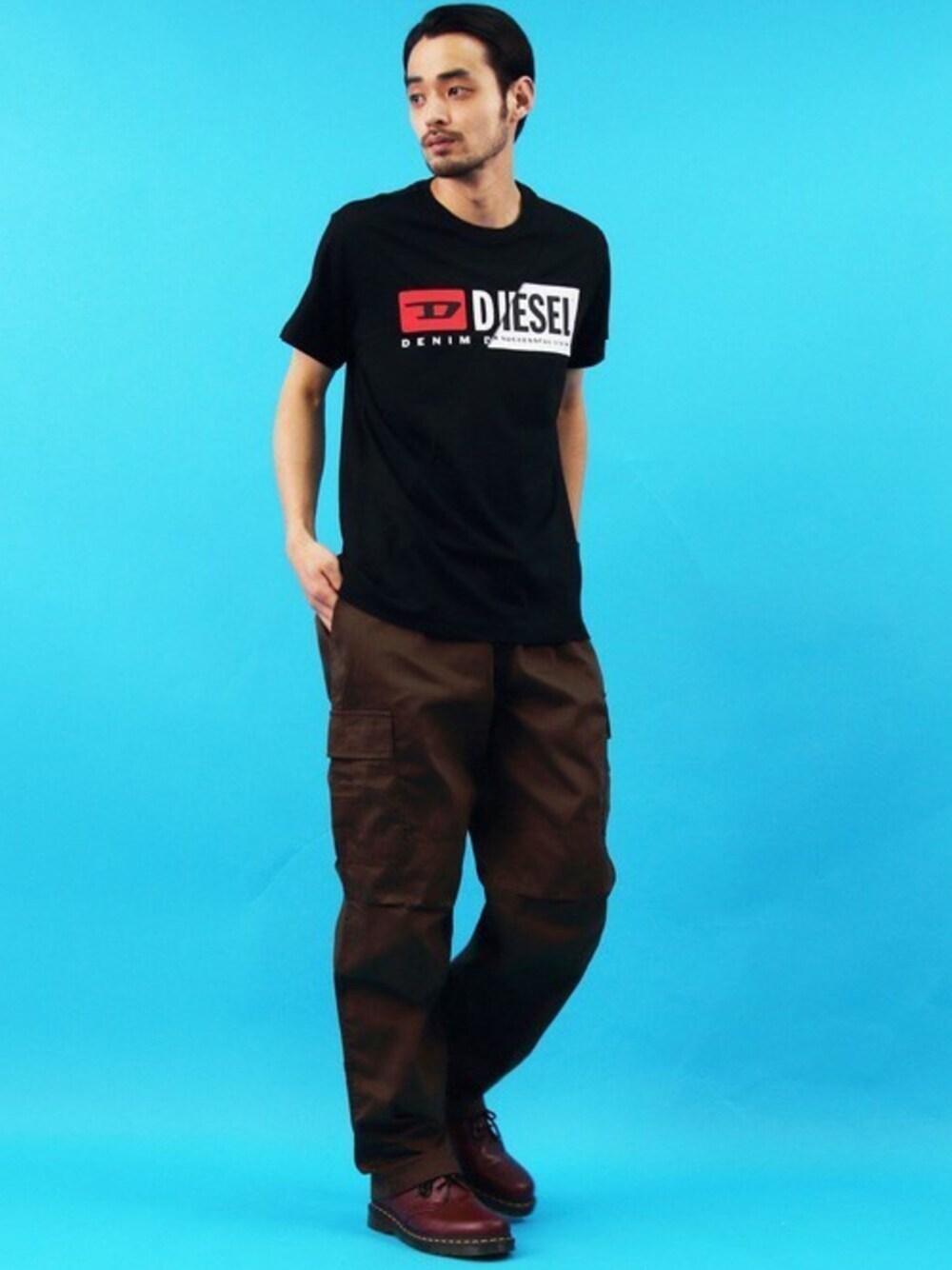 「ブーツ、Tシャツ、ストリート、Dr.Martens、Diesel、カーゴパンツ、春コーデ、春夏コーデ、Beautiful Harmony、ビューティフルハーモニー」｜「DIESELのDIESEL 半袖 Ｔシャツ（Tシャツ/カットソー、ブラック系）」を使った、Beautiful Harmonyさん（メンズ・179cm）の春コーディネートの1枚目の写真