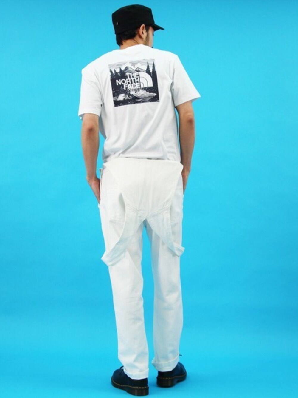 ホワイト系のTシャツ/カットソー、ホワイト系のサロペット/オーバーオール、ブラック系のブーツを着用したメンズの夏コーディネートの1枚目の写真