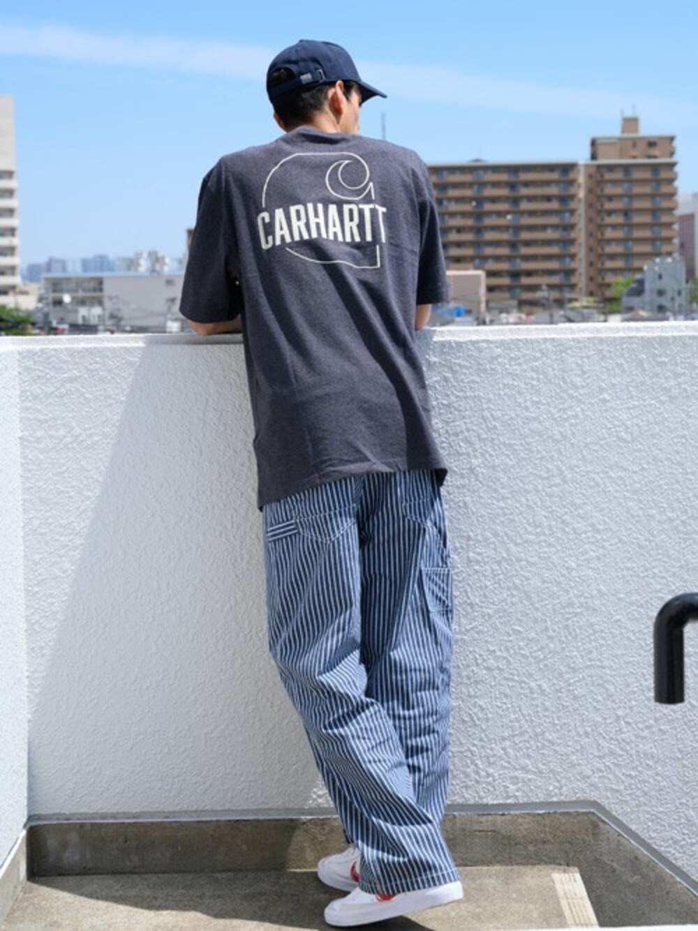 その他のデニムパンツ、グリーン系のTシャツ/カットソーを着用したメンズの春コーディネートの1枚目の写真