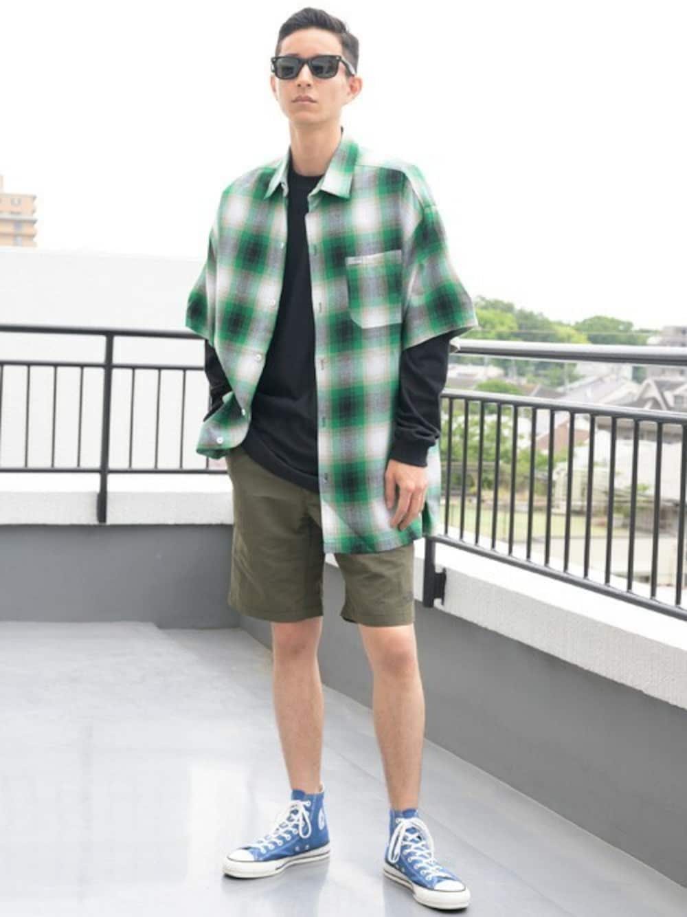 グリーン系のシャツ/ブラウス、ブラック系のTシャツ/カットソー、グリーン系のチノパンツを着用したメンズの夏コーディネートの1枚目の写真