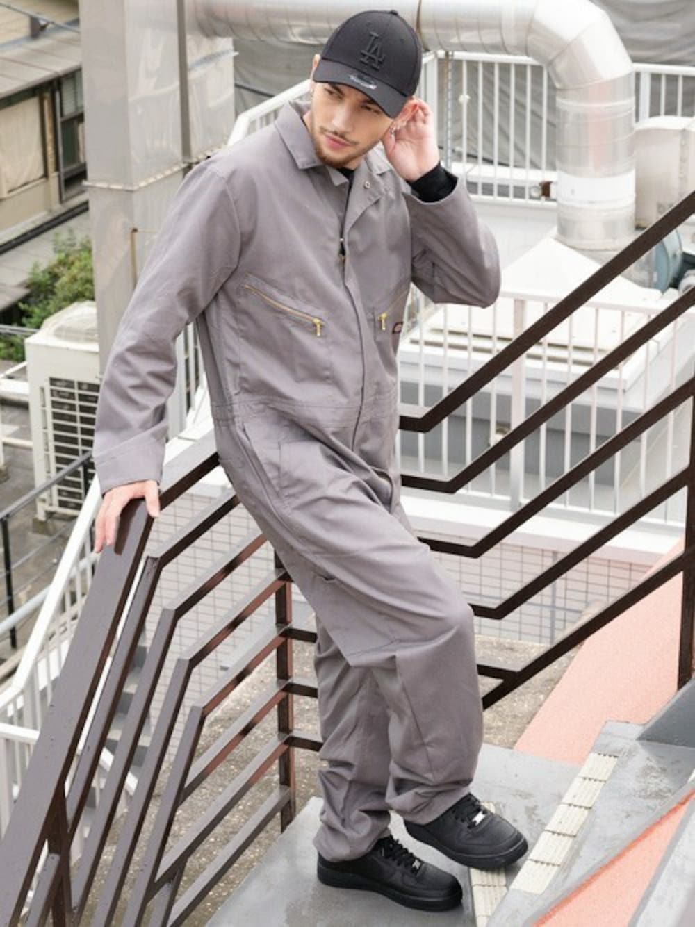「キャップ、Dickies、NEW ERA、つなぎ、ワークパンツ、秋服、ワークウェア、Beautiful Harmony、ビューティフルハーモニー、秋トレンド2021」｜「DickiesのDickies カバーオールオールインワン（つなぎ/オールインワン、グレー系）」を使った、Beautiful Harmonyさん（メンズ・178cm）の秋コーディネートの1枚目の写真