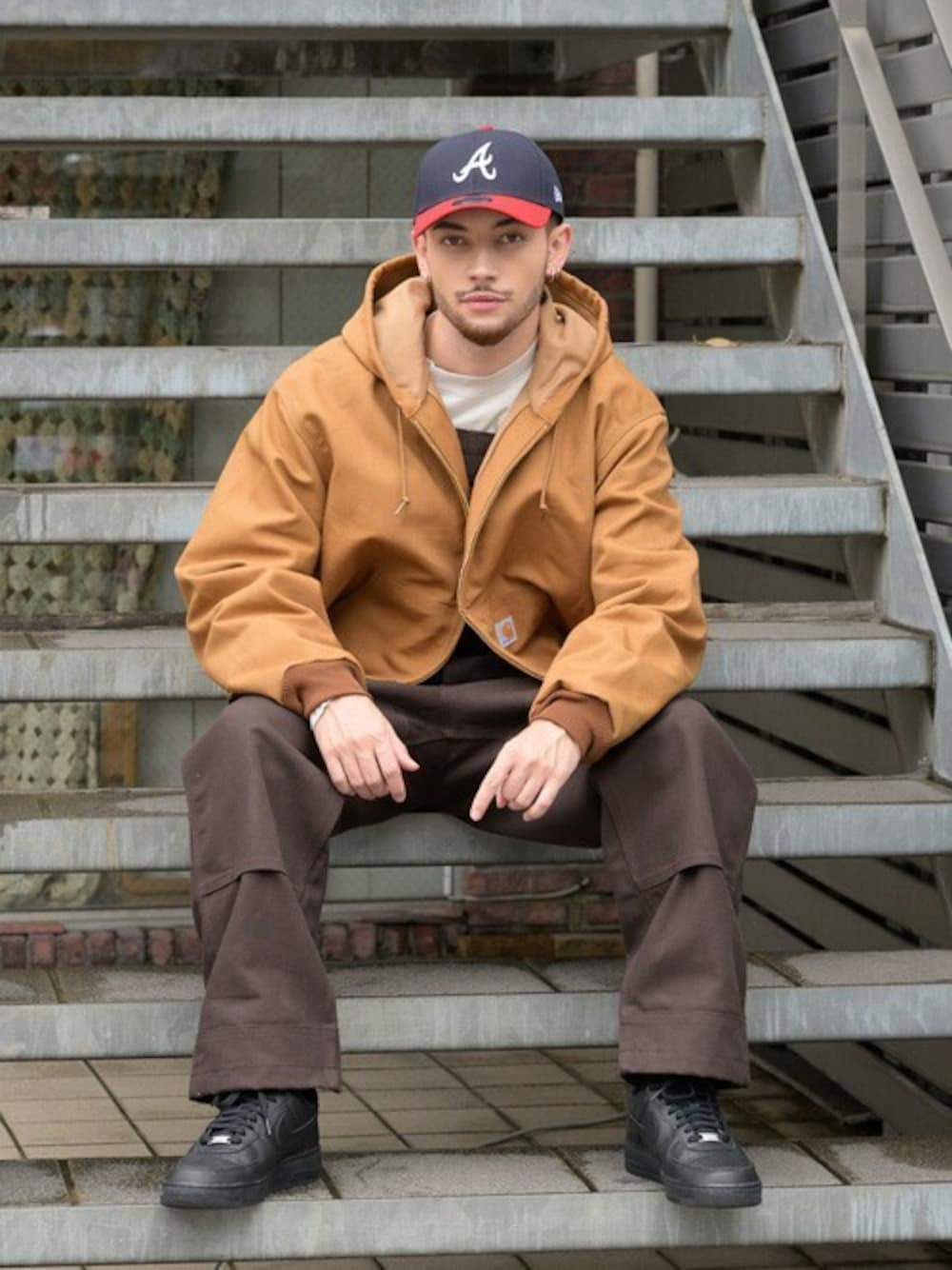 「キャップ、オーバーオール、NEW ERA、carhartt、ブラウン、ワークパンツ、秋コーデ、Beautiful Harmony、ビューティフルハーモニー、秋トレンド2021」｜「CarharttのCarhartt ダックビブオーバーオール（サロペット/オーバーオール、ブラウン系）」を使った、Beautiful Harmonyさん（メンズ・178cm）の秋コーディネートの1枚目の写真