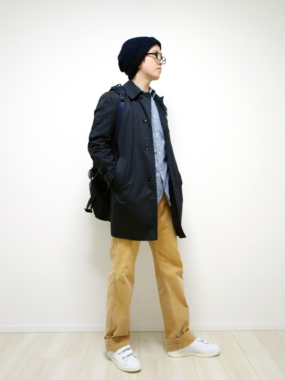 ブルー系のステンカラーコート、ブルー系のシャツ/ブラウス、ベージュ系のチノパンツを着用したメンズの春コーディネートの1枚目の写真