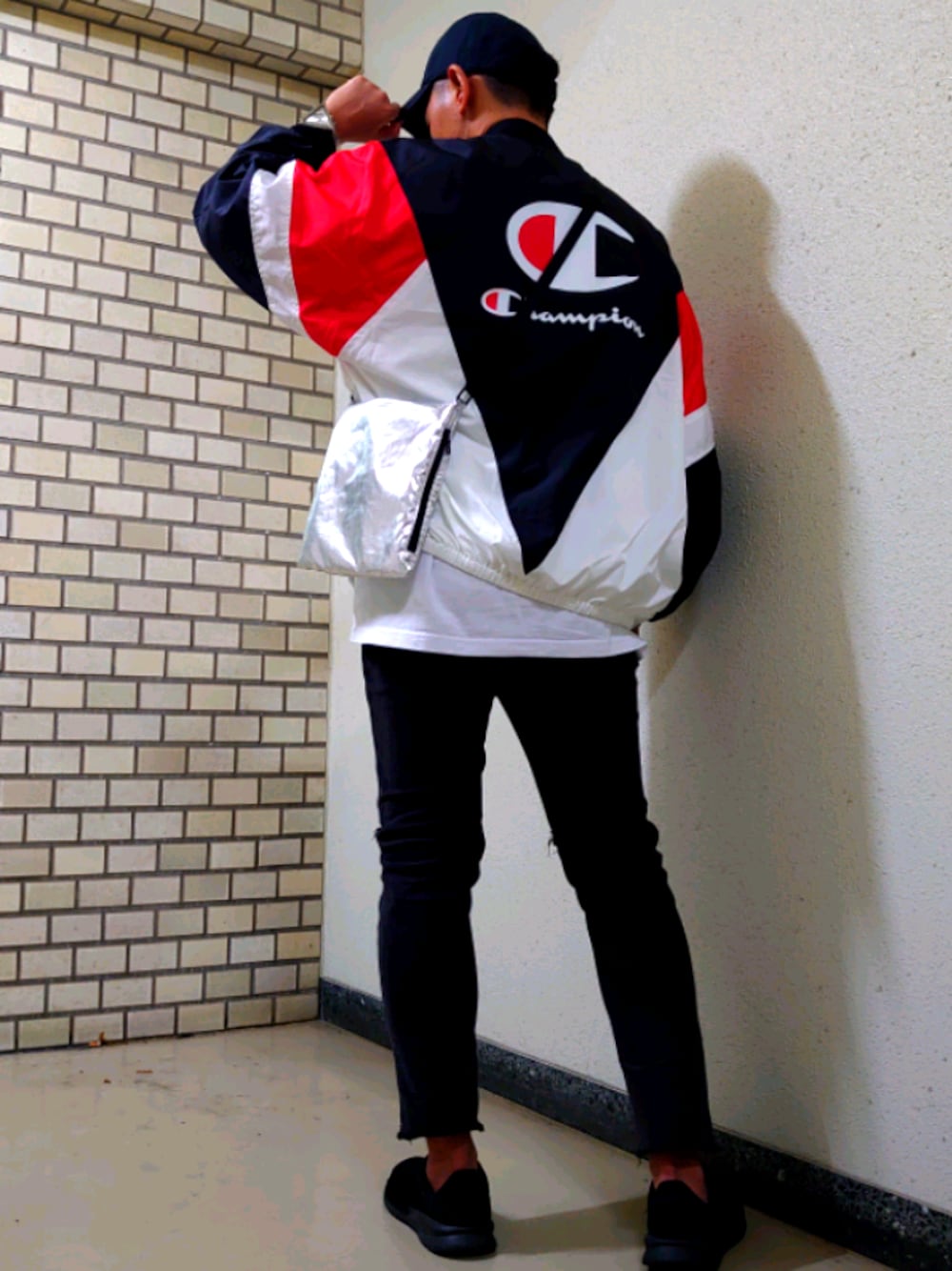 「おしゃれさんと繋がりたい、カジュアル、はるコーデ、春コーデ、ストリート、ジャージ、チャンピオン、スポーツミックス、デニム、NIKE」｜「NIKEのNIKE/ナイキ ベナッシ SLP（スニーカー、ブラック系）」を使った、5026さん（メンズ・171cm）の冬コーディネートの1枚目の写真