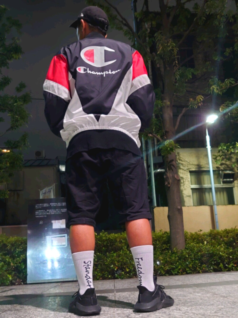 「休日スタイル、お洒落さんとつながりたい、今日のコーデ、黒、ストリート、スニーカー、ootd、チャンピオン、atmos、adidas」｜「ChampionのChampion x ATMOS LAB GAME JACKET 【SP】（その他アウター、ブラック系）」を使った、5026さん（メンズ・171cm）の秋コーディネートの1枚目の写真
