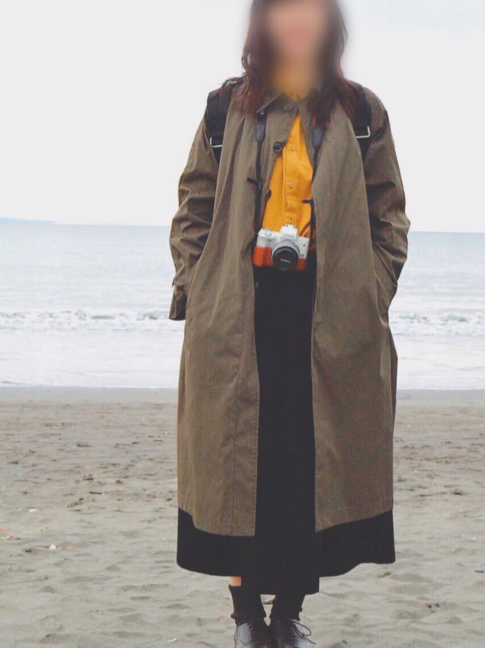 「江の島、ステンカラーコート、黄色シャツ、プリーツスカート、グランマママドーター」｜「GRANDMA MAMA DAUGHTERのアイテム（ステンカラーコート、グリーン系）」を使った、YUMIさん（レディース・163cm）の冬コーディネートの1枚目の写真