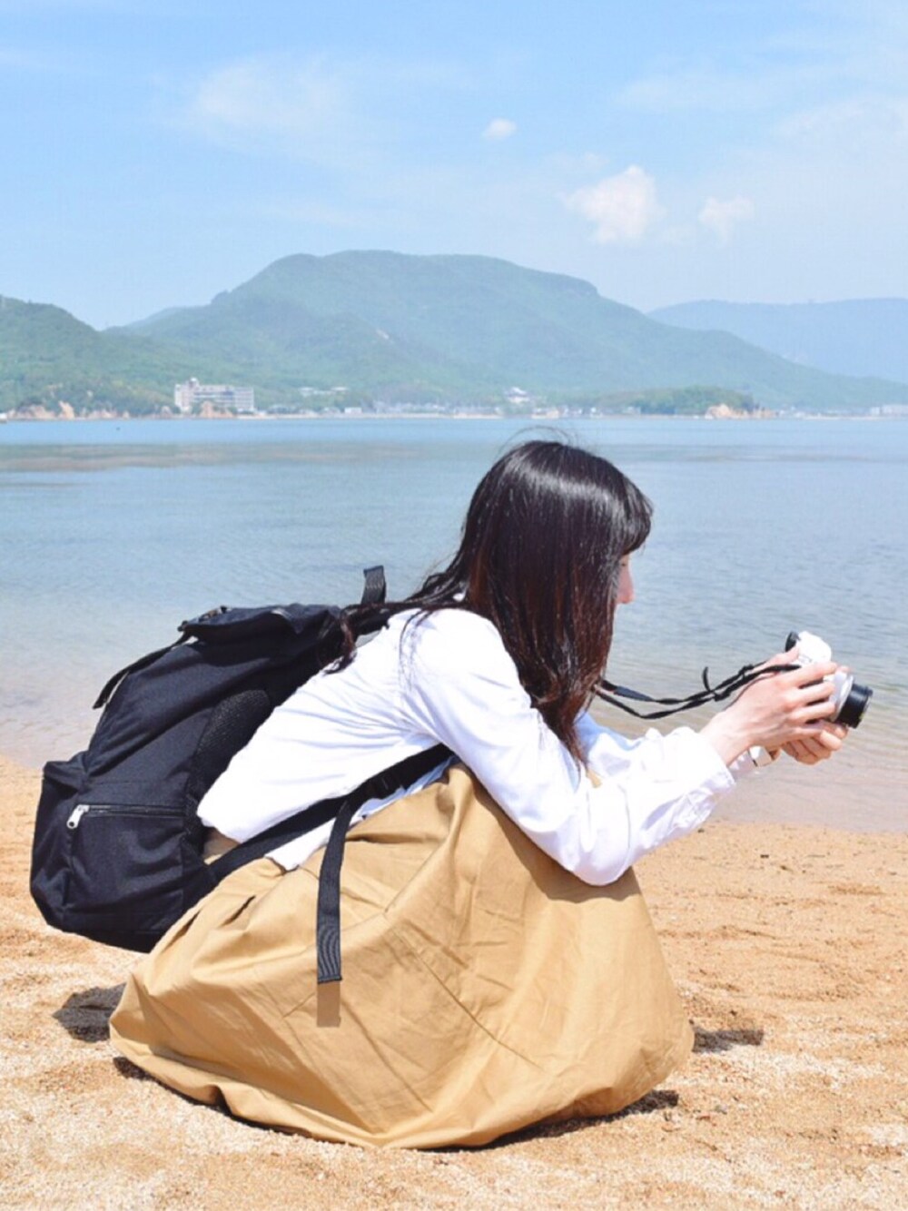 「小豆島、エンジェルロード👼、丸襟シャツ、白シャツ、シャツスタイル、スカート、チノプリーツスカート、ベージュ」｜「GRANDMA MAMA DAUGHTERのGRANDMA MAMA DAUGHTER/グランママドーター　BASIC SHIRTS　(243)（シャツ/ブラウス、ホワイト系）」を使った、YUMIさん（レディース・163cm）の春コーディネートの1枚目の写真