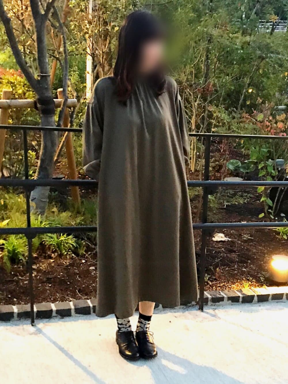 「コスモス、ワンピース、緑ワンピース、marimekko、花柄靴下、MOTO、革靴、ワントーンコーデ」｜「GRANDMA MAMA DAUGHTERのアイテム（ワンピース/ドレス、グリーン系）」を使った、YUMIさん（レディース・163cm）の秋コーディネートの1枚目の写真