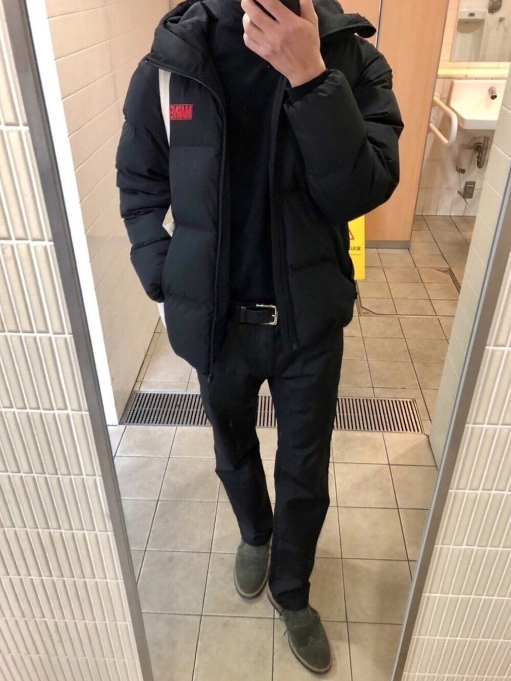 ブラック系のデニムパンツ、グリーン系のドレスシューズ、ブラック系のTシャツ/カットソーを着用したメンズの冬コーディネートの1枚目の写真