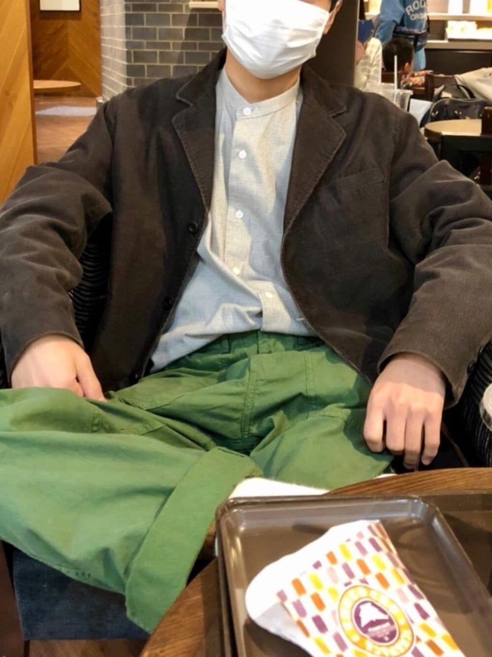 「秋コーデ、プチプラ、ベイカーパンツ、ユニクロ、カジュアル、古着コーデ、コーデュロイジャケット、UNIQLO、ファティーグパンツ、バンドカラーシャツ」｜「無印良品のコーデュロイジャケット（テーラードジャケット、ブラウン系）」を使った、シガーさん（メンズ・167cm）の秋コーディネートの1枚目の写真
