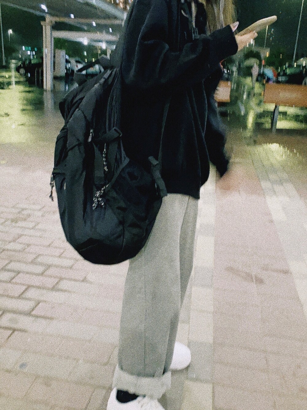 「秋のマイ旬スタイル、秋コーデ、スケボー、シンプルコーデ、休日スタイル、プチプラ、ootd、GU、パーカー、コーデュロイパンツ」｜「COLEMANのウォーカー15 / WALKER15（バックパック/リュック、ブラック系）」を使った、mizukiさん（レディース・154cm）の秋コーディネートの1枚目の写真