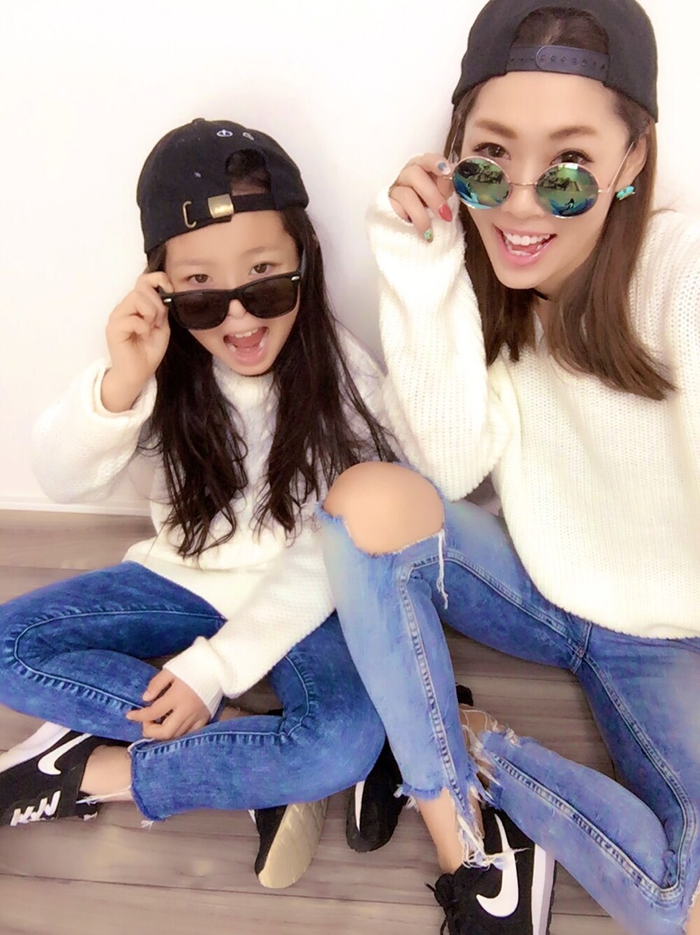 「ママコーデ、キッズコーデ、プチプラ、着回しコーデ、親子コーデ、おそろいコーデ」｜「KOBE LETTUCEのおうちで洗えるVネック★カシミアタッチニットトップス[N555]（ニット/セーター、ホワイト系）」を使った、Ikumi さん（レディース・167cm）の冬コーディネートの1枚目の写真