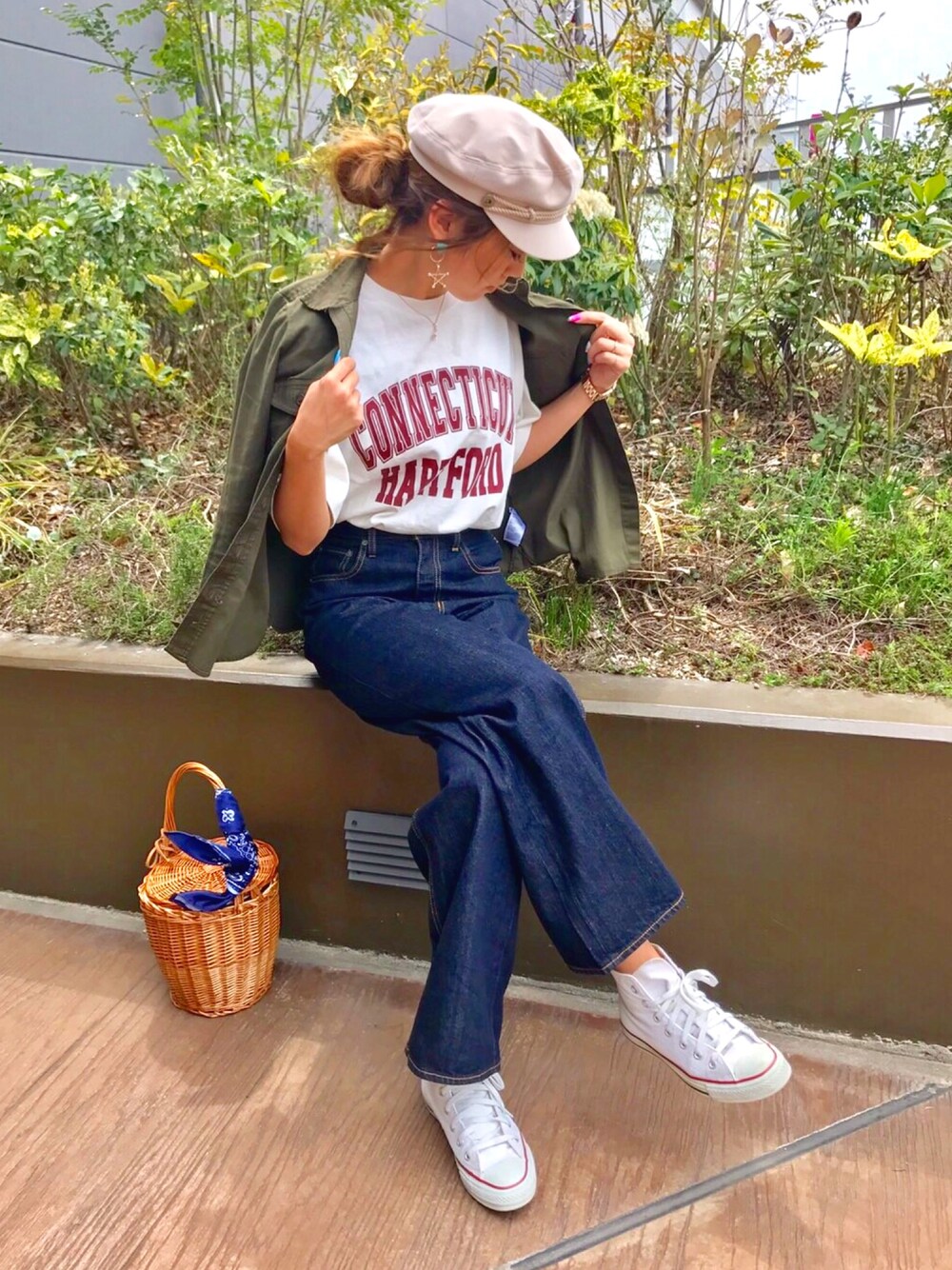 「ママコーデ、リンクコーデ、着回しコーデ、春コーデ、ワイドパンツ、シンプル」｜「AZUL by moussyのバギーデニムPT(L80)（デニムパンツ、ブルー系）」を使った、Ikumi さん（レディース・167cm）の春コーディネートの1枚目の写真