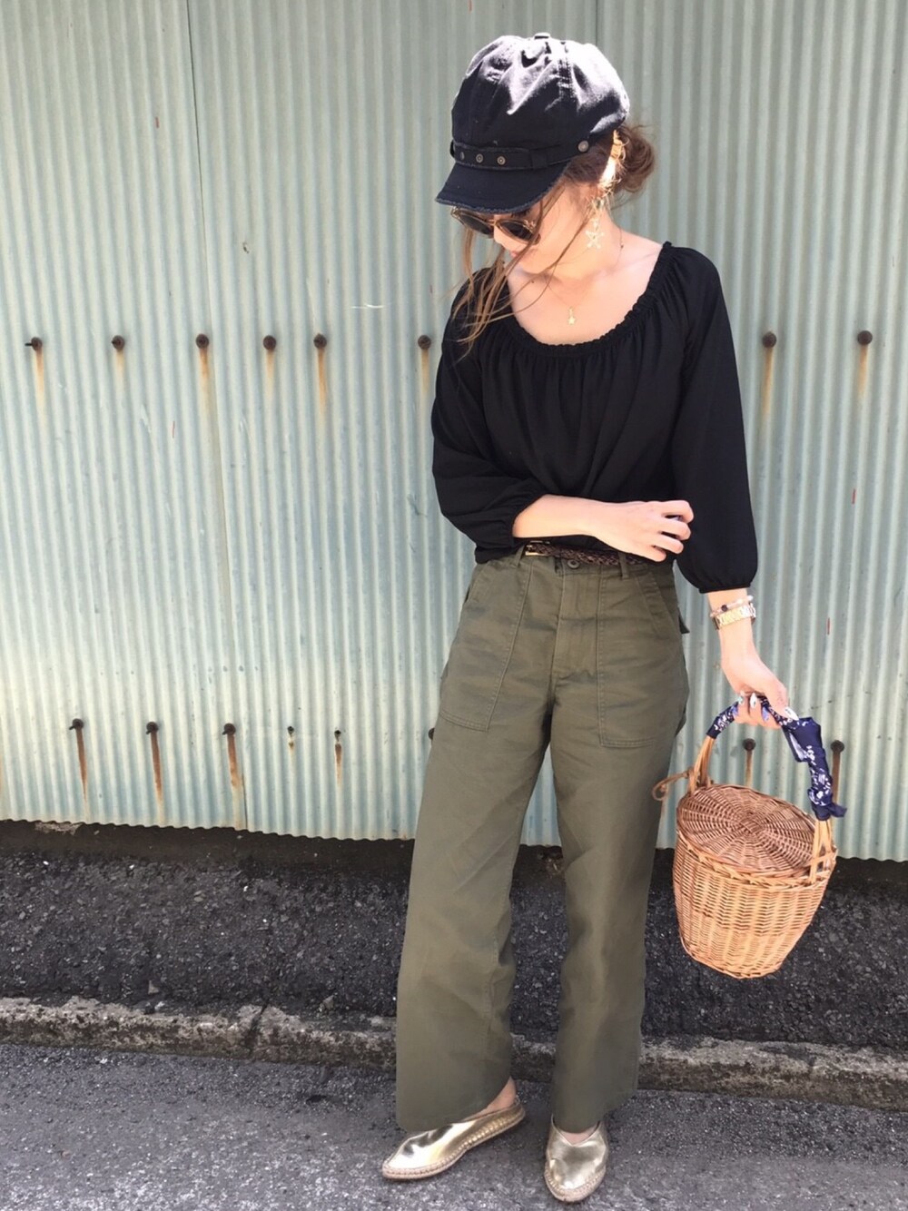 「ママコーデ、プチプラ、着回しコーデ、リンクコーデ、ベイカーパンツ、ギラギラ、おそろいコーデ」｜「Bershkaのアイテム（トップス、ブラック系）」を使った、Ikumi さん（レディース・167cm）の春コーディネートの1枚目の写真