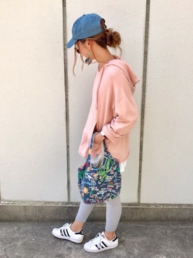 「アイテム（パーカー、ピンク系）」を使った、Ikumi さん（レディース・167cm）の春コーディネート