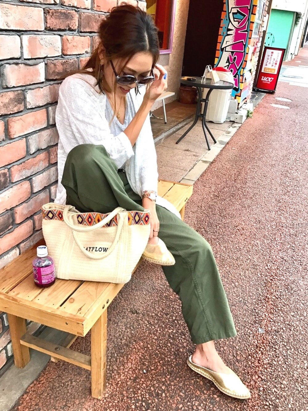 「ママコーデ、プチプラ、着回しコーデ、ベイカーパンツ、ギラギラ、エスパドリーユ、シンプル」｜「OLD NAVYのアイテム（カーディガン/ボレロ、ホワイト系）」を使った、Ikumi さん（レディース・167cm）の春コーディネートの1枚目の写真