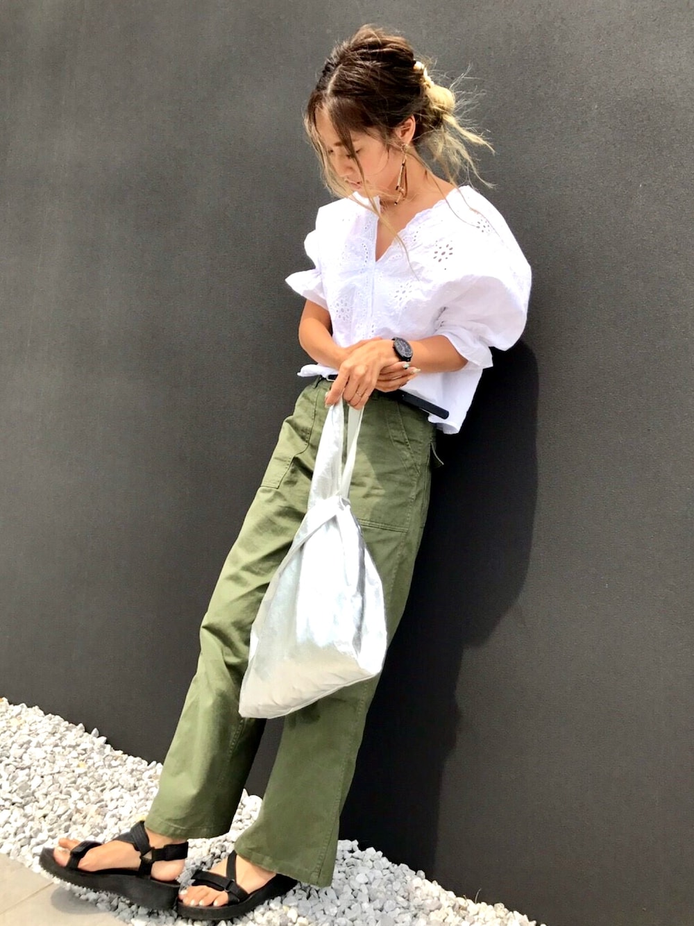 「ママコーデ、リンクコーデ、シンプル、ベイカーパンツ、カーキパンツ、スカラップ、ブラウス、スポサン、プチプラ、着回しコーデ」｜「GUのアイテム（シャツ/ブラウス、ホワイト系）」を使った、Ikumi さん（レディース・167cm）の春コーディネートの1枚目の写真