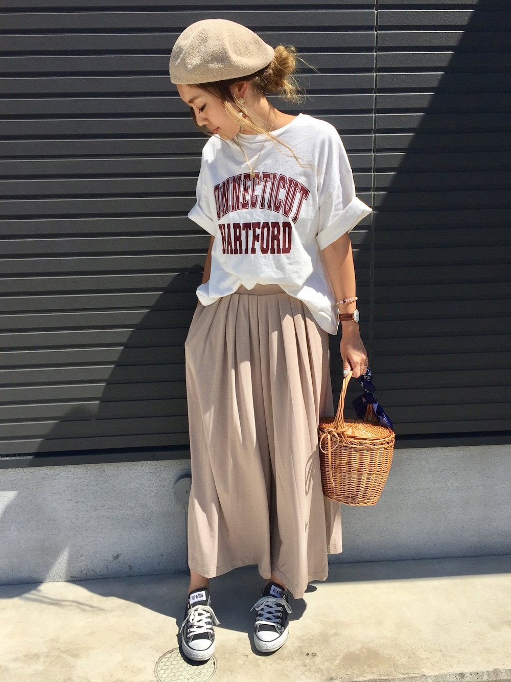 ベージュ系のTシャツ/カットソー、ベージュ系のその他パンツ、ブルー系のかごバッグを着用したレディースの夏コーディネートの1枚目の写真