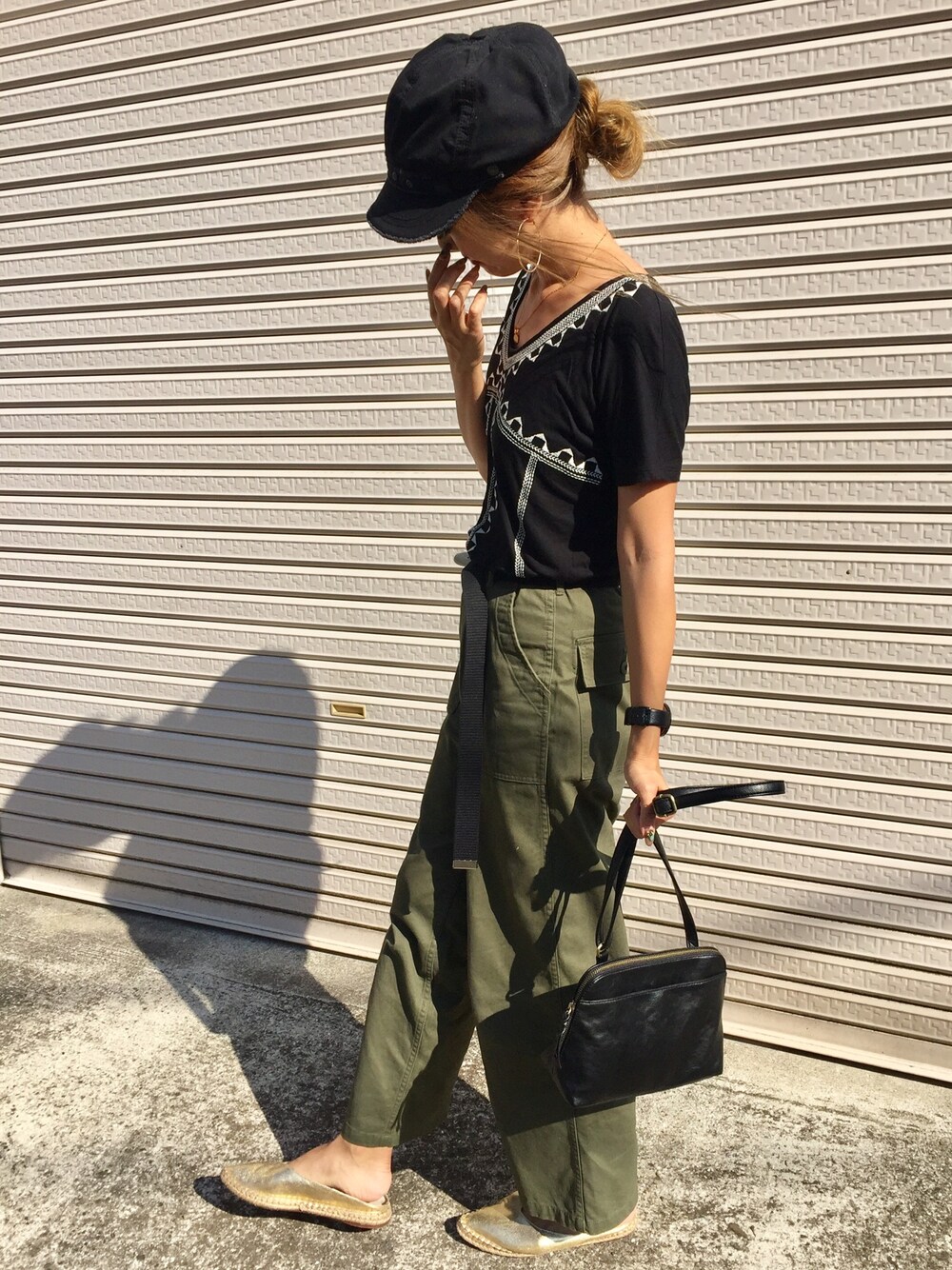 「ママコーデ、プチプラ、カーキ、ベイカーパンツ、着回しコーデ、刺繍、エスパドリーユ」｜「OLD NAVYのアイテム（Tシャツ/カットソー、ブラック系）」を使った、Ikumi さん（レディース・167cm）の夏コーディネートの1枚目の写真