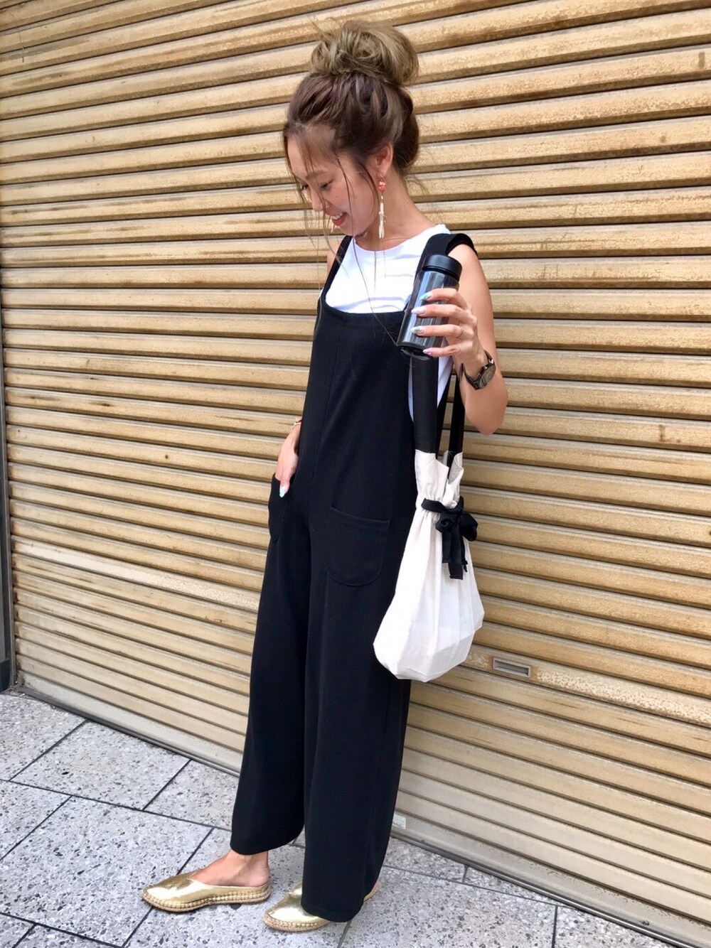 「ママコーデ、プチプラ、着回しコーデ、サロペット、モノトーン、おだんごヘアー、エスパドリーユ、巾着バッグ、夏コーデ」｜「ZARAのアイテム（タンクトップ、ホワイト系）」を使った、Ikumi さん（レディース・167cm）の夏コーディネートの1枚目の写真