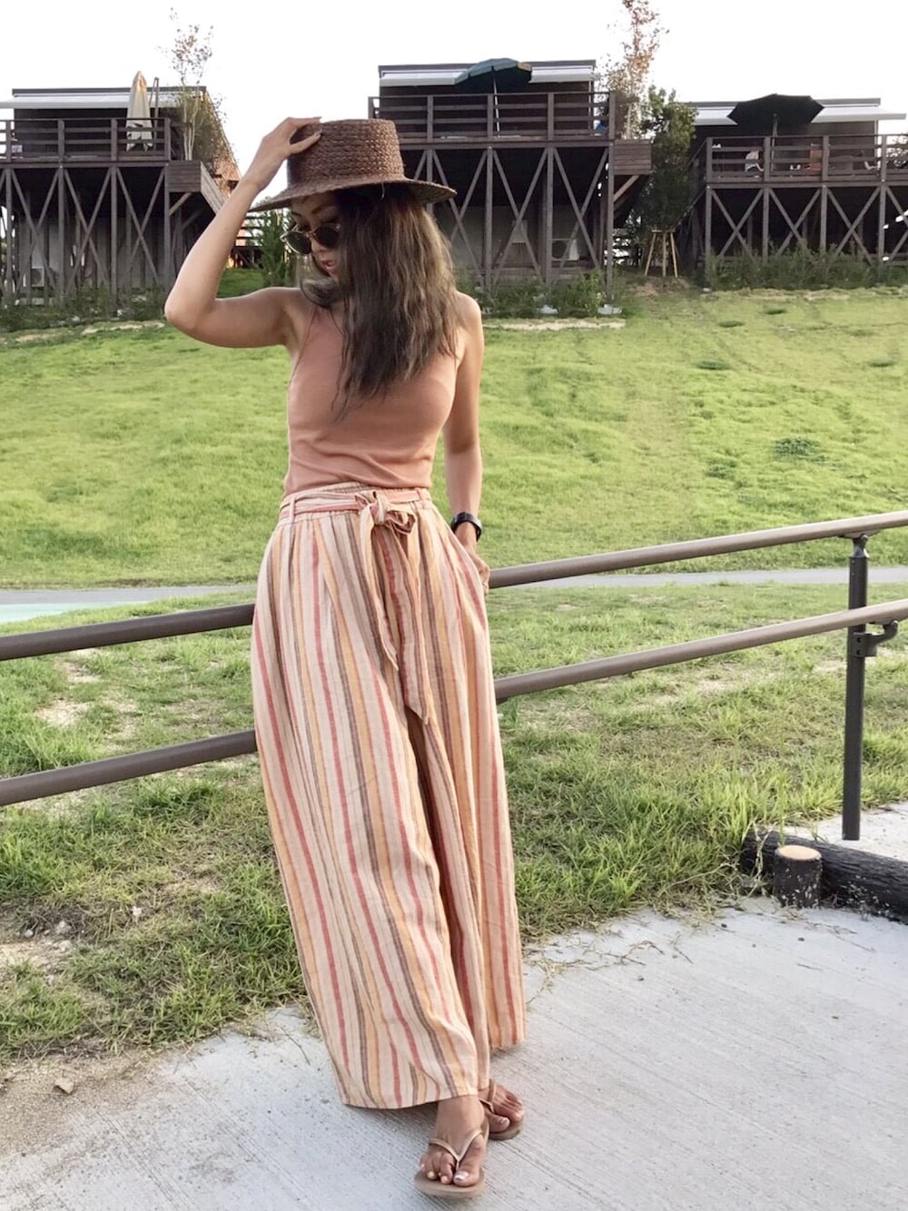 「ママコーデ、大人カジュアル、リンクコーデ、リゾートスタイル、ラクチンコーデ、ベージュ、夏コーデ、旅行」｜「Ungridのアイテム（トップス、ブラウン系）」を使った、Ikumi さん（レディース・167cm）の夏コーディネートの1枚目の写真