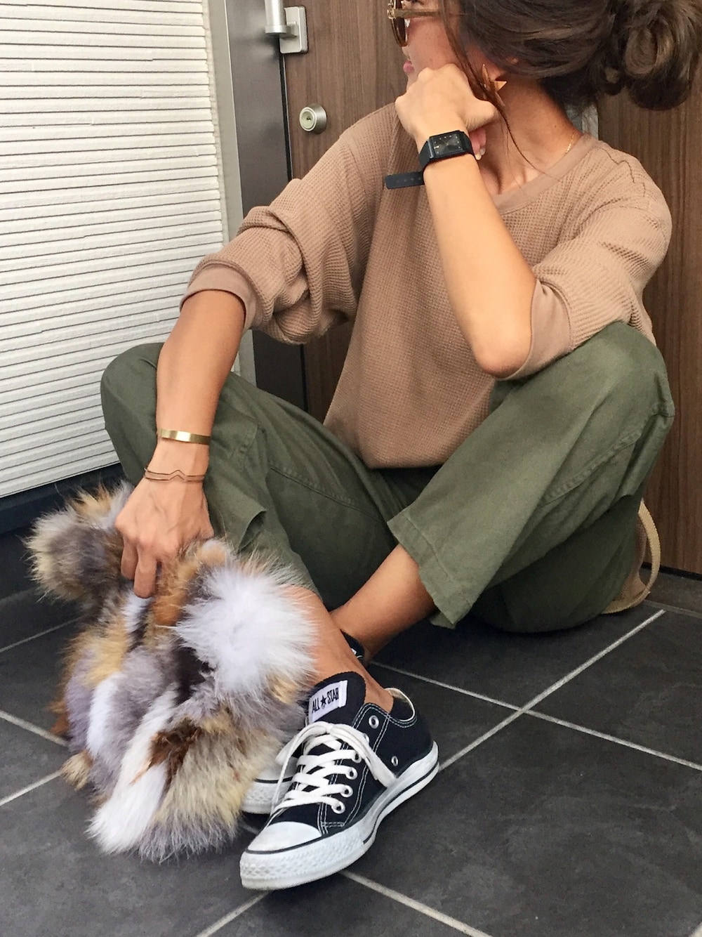 「ママコーデ、プチプラ、着回しコーデ、ワッフルクルーネックＴ、UNIQLO、カーキパンツ、スニーカー、大人カジュアル、シンプル」｜「UNIQLOのアイテム（トップス、ベージュ系）」を使った、Ikumi さん（レディース・167cm）の秋コーディネートの1枚目の写真