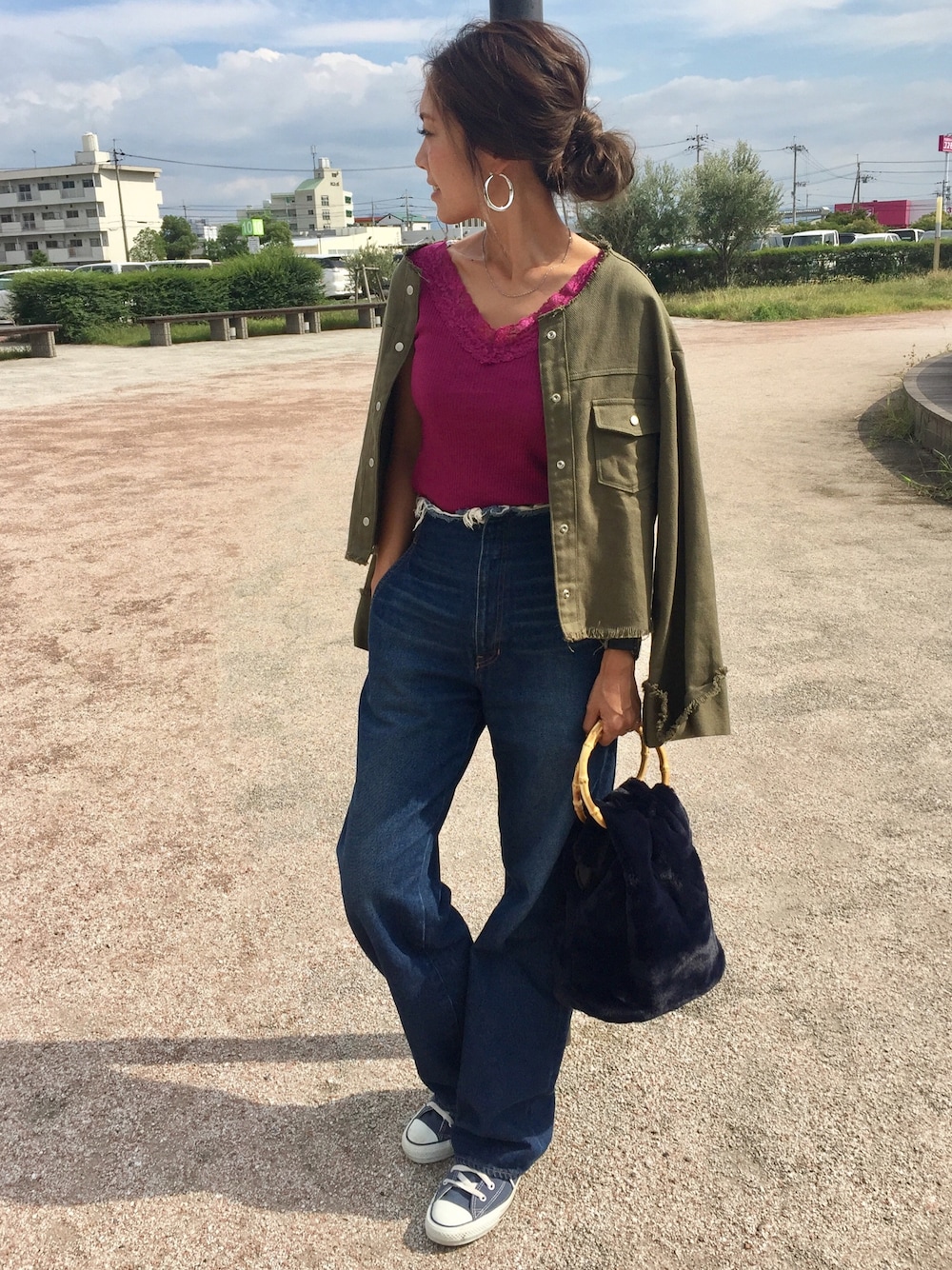 グリーン系のノーカラージャケット、ピンク系のタンクトップ、ブルー系のデニムパンツを着用したレディースの秋コーディネートの1枚目の写真