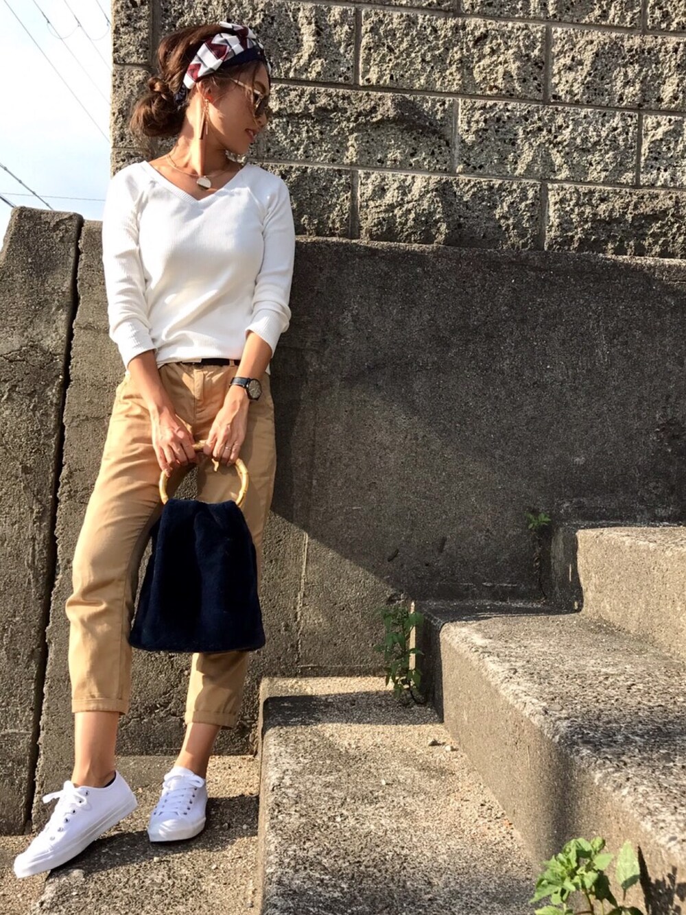 「ママコーデ、プチプラ、着回しコーデ、UNIQLO、ユニジョ、シンプル、スニーカー、大人カジュアル、パンツスタイル」｜「LOWRYS FARMのカサネリボンターバン　752631 （ヘアバンド、ホワイト系）」を使った、Ikumi さん（レディース・167cm）の秋コーディネートの1枚目の写真