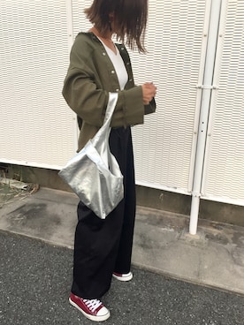 「アイテム（トートバッグ、シルバー系）」を使った、Ikumi さん（レディース・167cm）の秋コーディネート