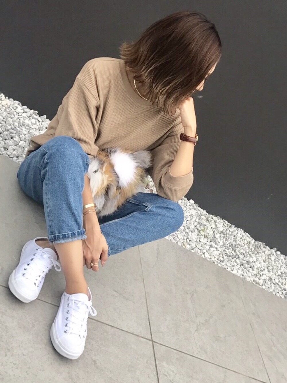 「ママコーデ、プチプラ、ワッフルクルーネックＴ、UNIQLO、シンプル、VANS、ファーバッグ、オトナカジュアル、リンクコーデ、秋コーデ」｜「UNIQLOのアイテム（トップス、ベージュ系）」を使った、Ikumi さん（レディース・167cm）の秋コーディネートの1枚目の写真
