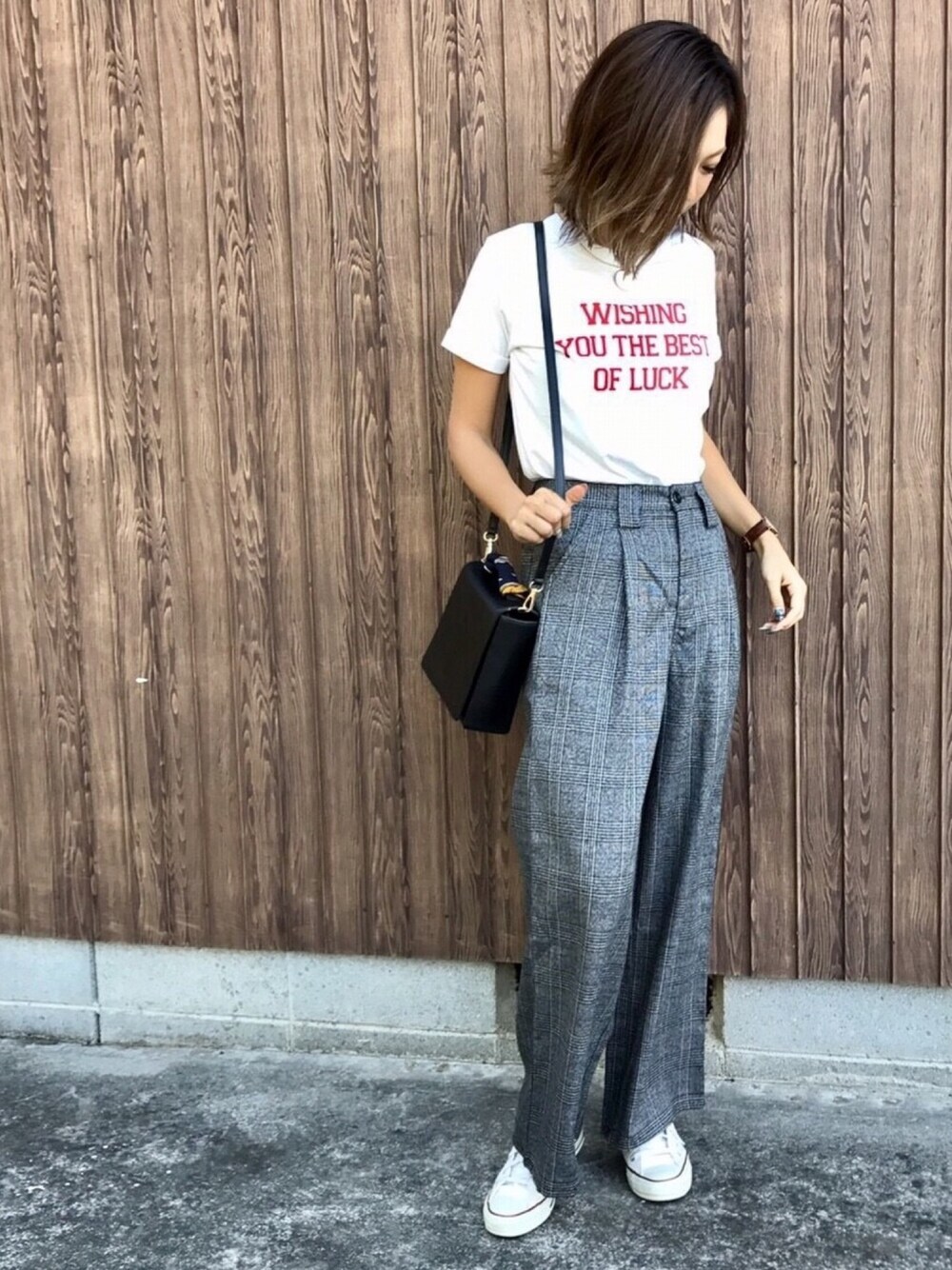 「ママコーデ、プチプラ、グレンチェック、チェックパンツ、ワイドパンツ、シンプル、オトナカジュアル、秋コーデ、リンクコーデ、コク色シャドウ」｜「GLOBAL WORKの【吸水速乾】ロゴプリントT半袖/743916（Tシャツ/カットソー、ホワイト系）」を使った、Ikumi さん（レディース・167cm）の秋コーディネートの1枚目の写真