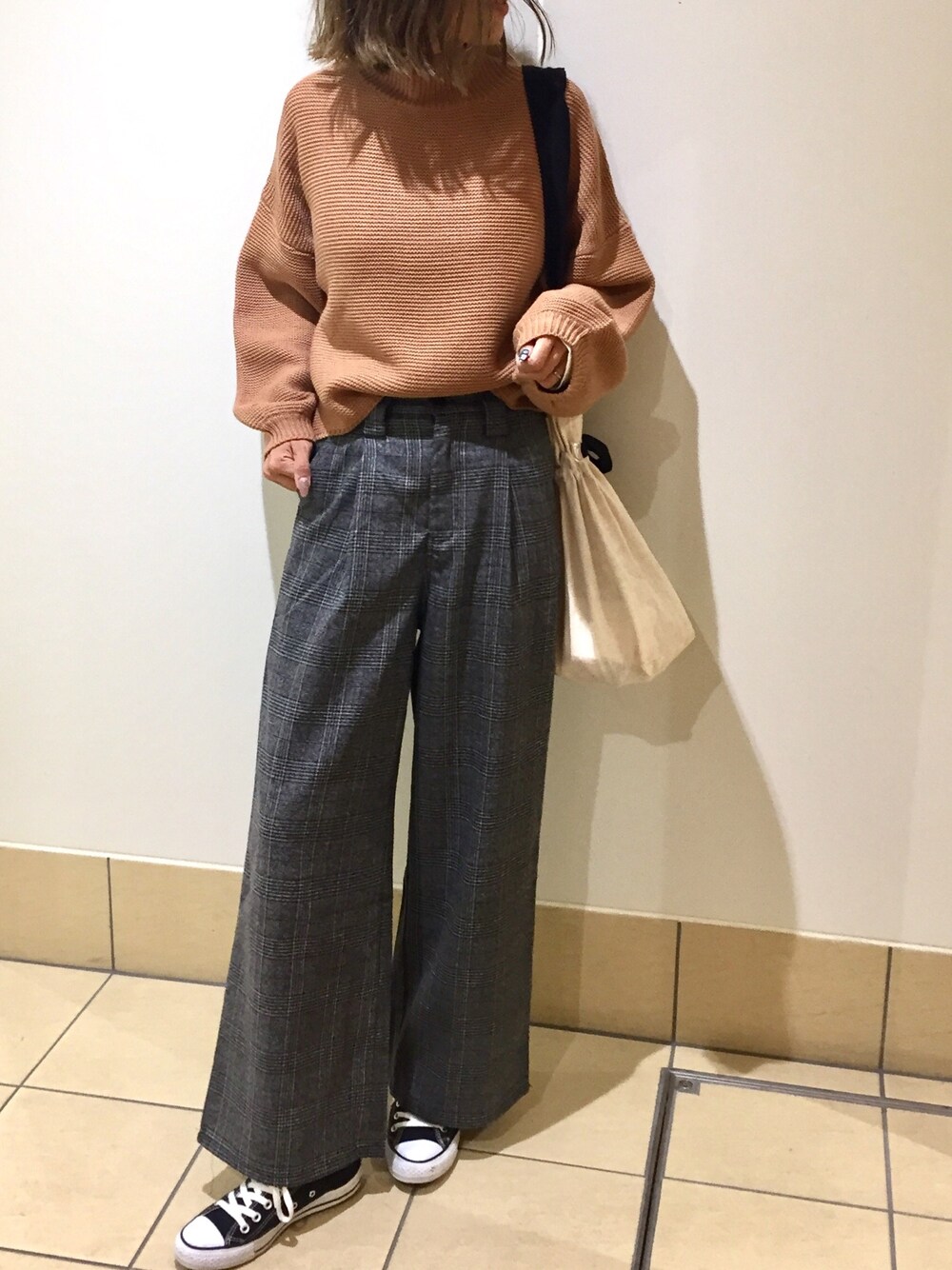 「ママコーデ、プチプラ、着回しコーデ、グレンチェック、ニット、ボリューム袖、くすみピンク、オトナカジュアル、シンプル、スニーカー」｜「k-growthのアイテム（ニット/セーター、ピンク系）」を使った、Ikumi さん（レディース・167cm）の秋コーディネートの1枚目の写真