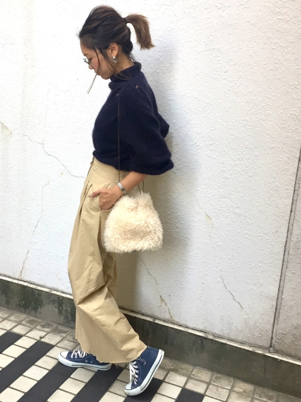 「ママコーデ、シンプル、チノパン、TODAYFUL、オトナカジュアル、スニーカーコーデ、ワイドパンツ、ボリューム袖、MYSELF ABAHOUSE」｜「MYSELF ABAHOUSEのラクーンボリュームスリーブニット（ニット/セーター、ブルー系）」を使った、Ikumi さん（レディース・167cm）の秋コーディネートの1枚目の写真
