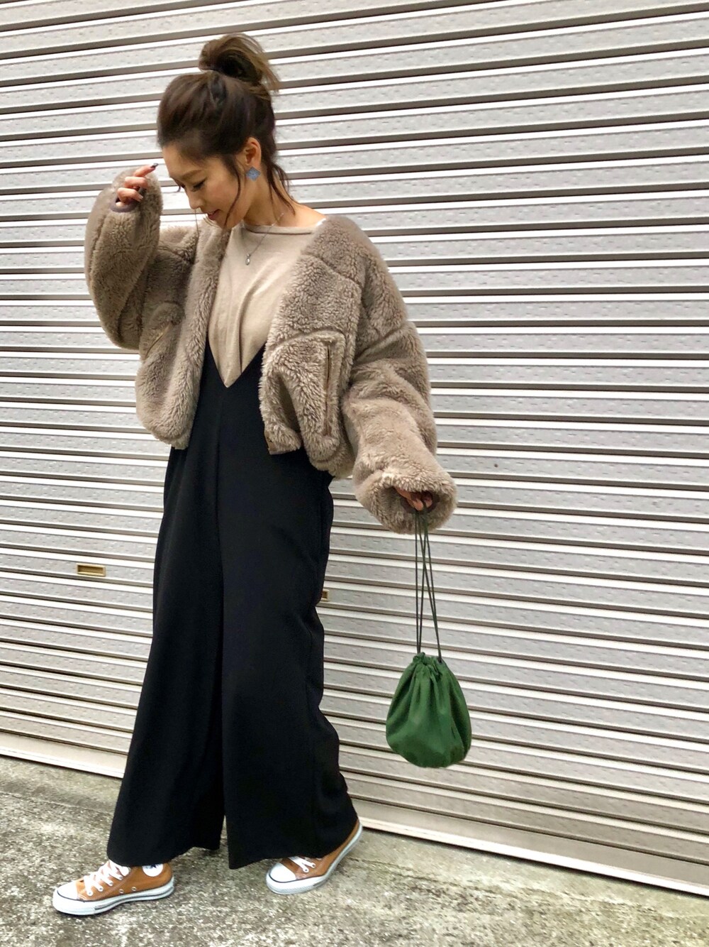 「ママコーデ、プチプラ、シンプルコーデ、ラクチンコーデ、サロペット、ラフ、ゆるコーデ、ボアジャケット、オトナカジュアル、脱色コンバース」｜「RED CHOP WORKSのRED CHOP WORKS (レッドチョップワークス） ボアブルゾン（ブルゾン、ブラウン系）」を使った、Ikumi さん（レディース・167cm）の冬コーディネートの1枚目の写真