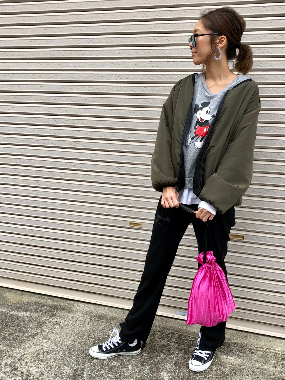 「ママコーデ、大人カジュアル、ミッキー、シンプル、ご近所コーデ、休日スタイル、ボア、スウェットパンツ、巾着バッグ、カジュアルコーデ」｜「SpRayの【リバ－シブル】ノ－カラ－ボアブルゾン（ブルゾン、ブラック系）」を使った、Ikumi さん（レディース・167cm）の冬コーディネートの1枚目の写真