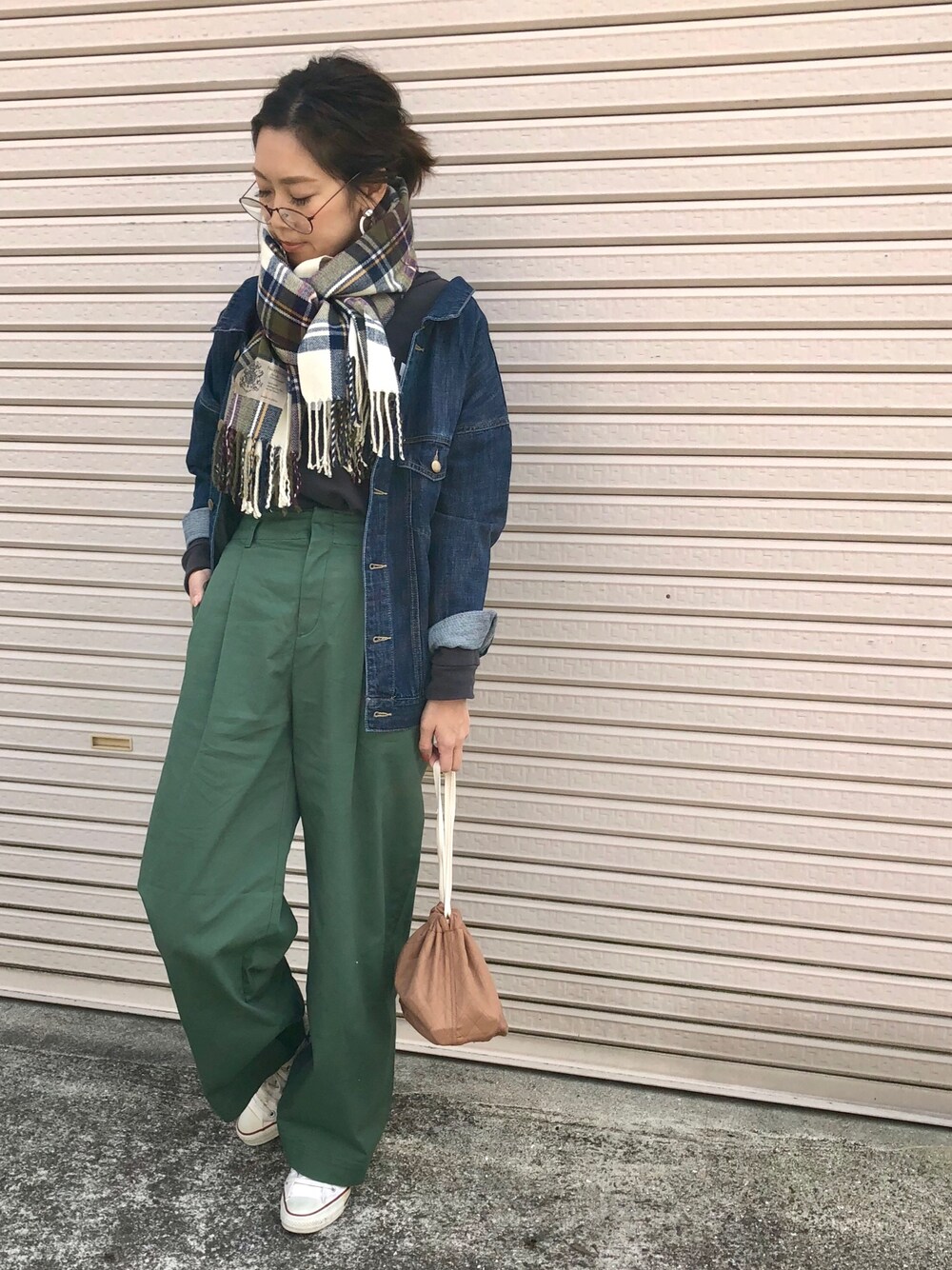 「sheson、ユニクロ、UNIQLO、ママコーデ、プチプラ、チノワイドパンツ、デニムジャケット、ストール、オトナカジュアル、シンプル」｜「ShesonのSheson（シーズン）バックレースアップ ルーズデニムジャケット（デニムジャケット、その他）」を使った、Ikumi さん（レディース・167cm）の冬コーディネートの1枚目の写真