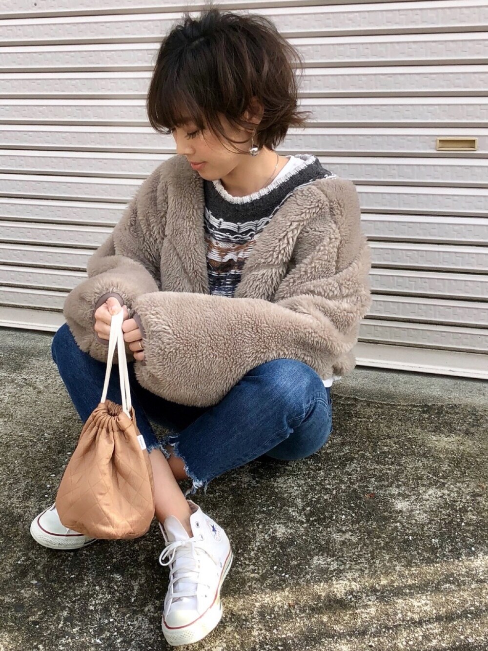 「ママコーデ、シンプルコーデ、カジュアルコーデ、巾着バッグ、TODAYFUL、ボア、大人カジュアル、スニーカー、ショートヘア、ノルディック柄」｜「RED CHOP WORKSのRED CHOP WORKS (レッドチョップワークス） ボアブルゾン（ブルゾン、ブラウン系）」を使った、Ikumi さん（レディース・167cm）の冬コーディネートの1枚目の写真