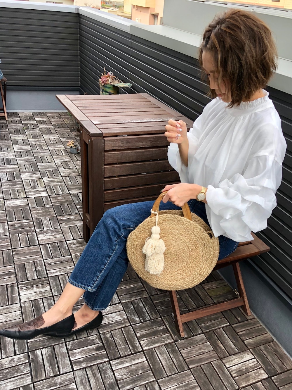 「ママコーデ、大人カジュアル、シンプルコーデ、パンツスタイル、春コーデ、ブラウス、ブラウス×デニム、シンプル、プチプラ、ラフィアバッグ」｜「directのアイテム（シャツ/ブラウス、ホワイト系）」を使った、Ikumi さん（レディース・167cm）の冬コーディネートの1枚目の写真