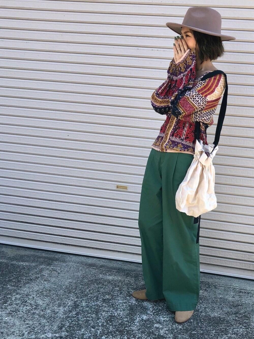 「ママコーデ、プチプラ、着回しコーデ、チノパン、シンプルコーデ、ブラウス、柄シャツ、巾着バッグ、春コーデ、大人カジュアル」｜「WEGOのWEGO/ツバ広ハット（ハット、ベージュ系）」を使った、Ikumi さん（レディース・167cm）の春コーディネートの1枚目の写真