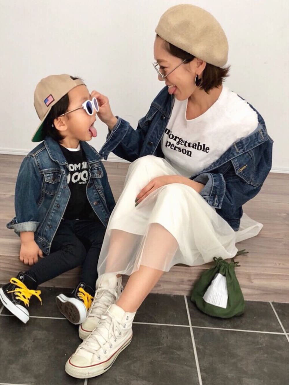 ブルー系のデニムジャケット、ホワイト系のTシャツ/カットソー、ホワイト系のスカートを着用したレディースの春コーディネートの1枚目の写真