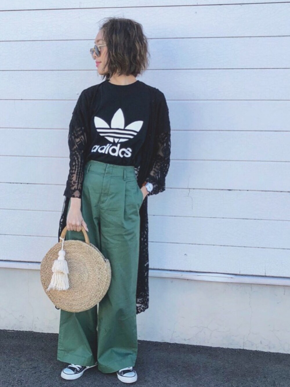 「ママコーデ、レースガウン、ガウン、sheson、チノパン、チノワイドパンツ、ラフィアバッグ、adidas、シンプルコーデ、オトナカジュアル」｜「ShesonのSheson(シーズン)レースガウンカーディガン（カーディガン/ボレロ、ブラック系）」を使った、Ikumi さん（レディース・167cm）の春コーディネートの1枚目の写真