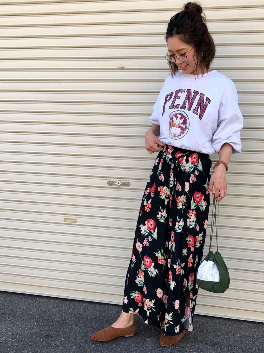 「ママコーデ、スウェット、ワイドパンツ、花柄パンツ、ロゴスウェット、巾着バッグ、フラットシューズ、春コーデ、ラクチンコーデ、ラフ」｜「via jのvia j(ヴィアジェイ)"PENN"ショートトレーナーロンT （スウェット、ベージュ系）」を使った、Ikumi さん（レディース・167cm）の春コーディネートの1枚目の写真