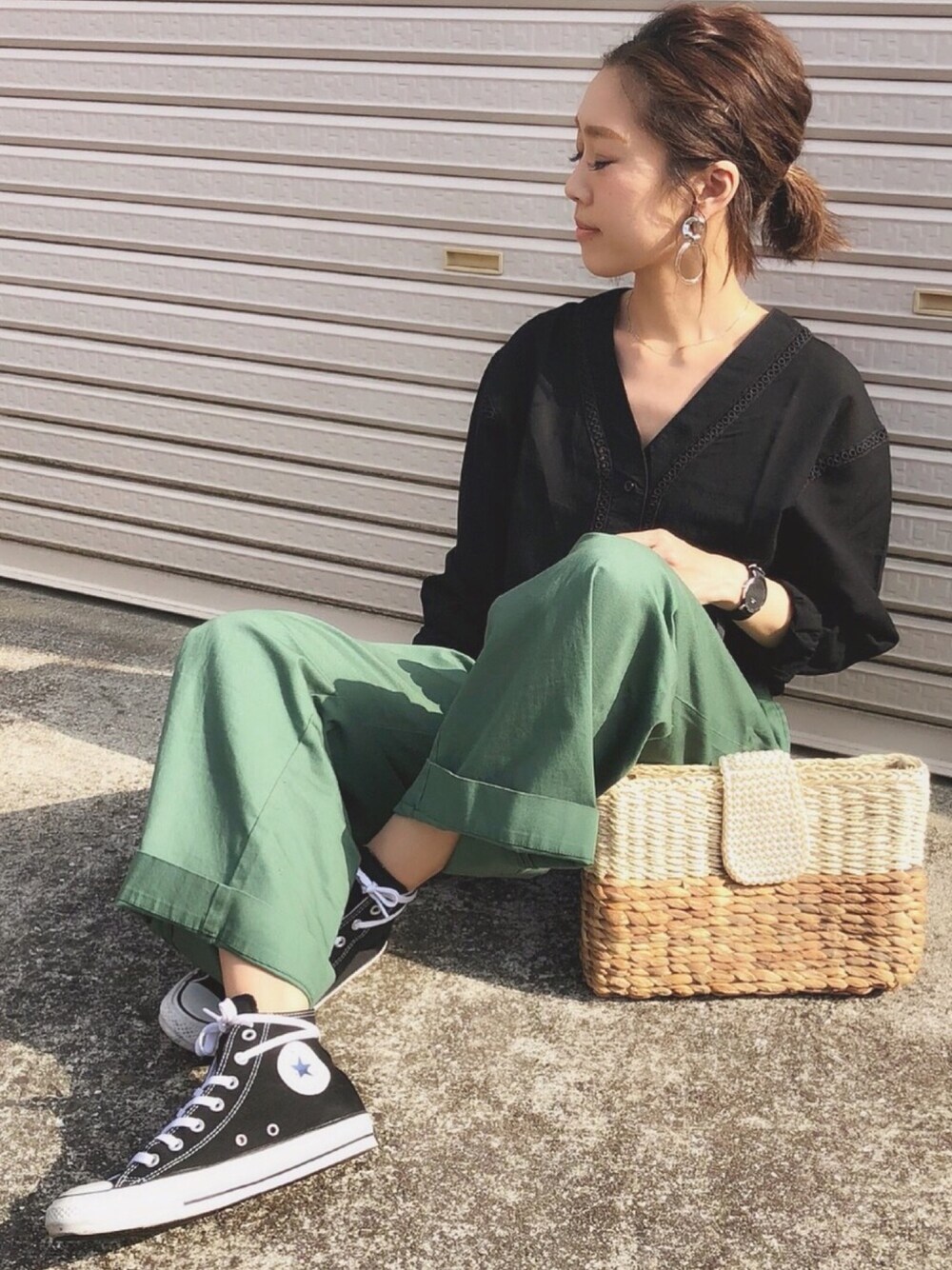 「ママコーデ、プチプラ、オトナカジュアル、ブラウス、春コーデ、チノパン、きれいめカジュアル、シンプルコーデ、ハイウエストパンツ、かごバッグ」｜「fifthのVネックラインデザインブラウス（シャツ/ブラウス、ブラック系）」を使った、Ikumi さん（レディース・167cm）の春コーディネートの1枚目の写真