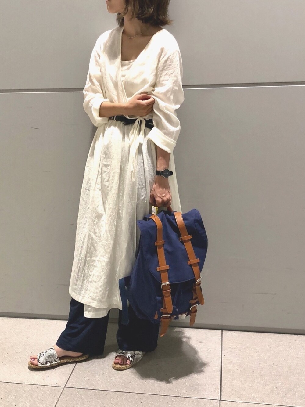 「ママコーデ、ラクチンコーデ、ラフ、シャツワンピ、ワンピース、リュック、パイソン柄、オトナカジュアル、シンプルコーデ、ゆるコーデ」｜「willfullyのアイテム（シャツワンピース、ホワイト系）」を使った、Ikumi さん（レディース・167cm）の春コーディネートの1枚目の写真
