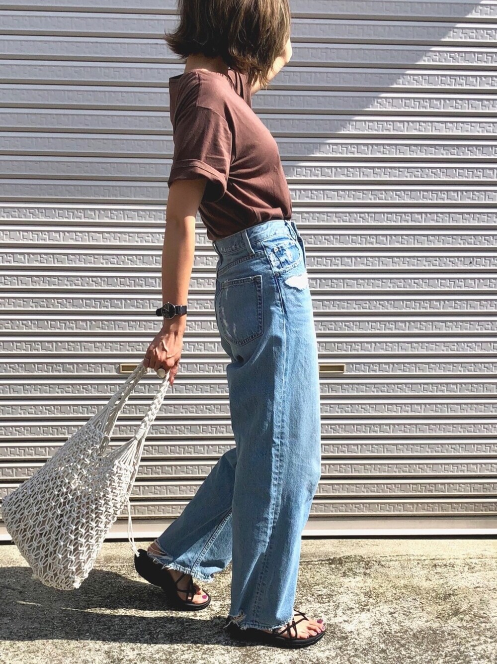 「ママコーデ、シンプルコーデ、オトナカジュアル、ハイウエストデニム、teva、カジュアル、プチプラコーデ、サンダル、夏コーデ、Tシャツ」｜「basementのアイテム（Tシャツ/カットソー、ブラウン系）」を使った、Ikumi さん（レディース・167cm）の春コーディネートの1枚目の写真