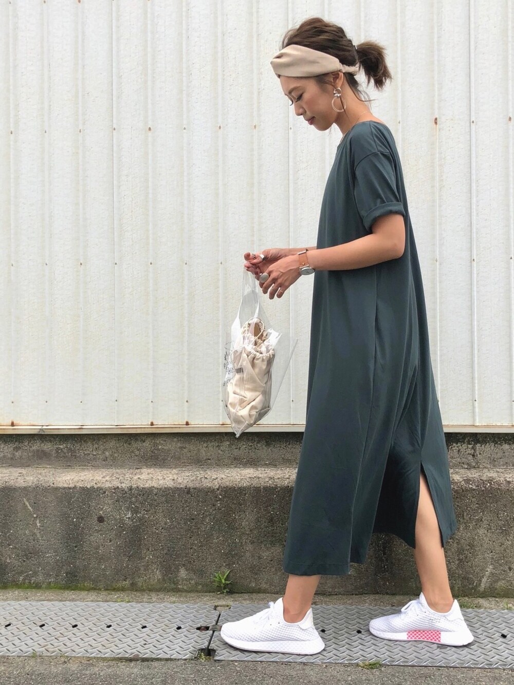 「ママコーデ、ラフ、ワントーンコーデ、ワンピース×スニーカー、オトナカジュアル、PVC、クリアバッグ、シンプルコーデ、スニーカーコーデ、プチプラコーデ」｜「AZUL by moussyのザツザイ風ターバン（ヘアバンド、ベージュ系）」を使った、Ikumi さん（レディース・167cm）の春コーディネートの1枚目の写真