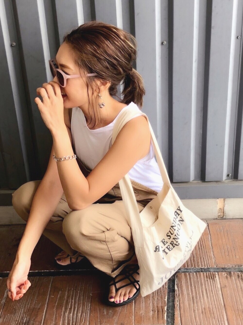 「ママコーデ、プチプラコーデ、シンプルコーデ、サロペット、teva、サコッシュ、オトナカジュアル、雨の日コーデ、ラクチンコーデ、ベージュ」｜「DEICYのクリアフレームサングラス　（サングラス、ピンク系）」を使った、Ikumi さん（レディース・167cm）の春コーディネートの1枚目の写真